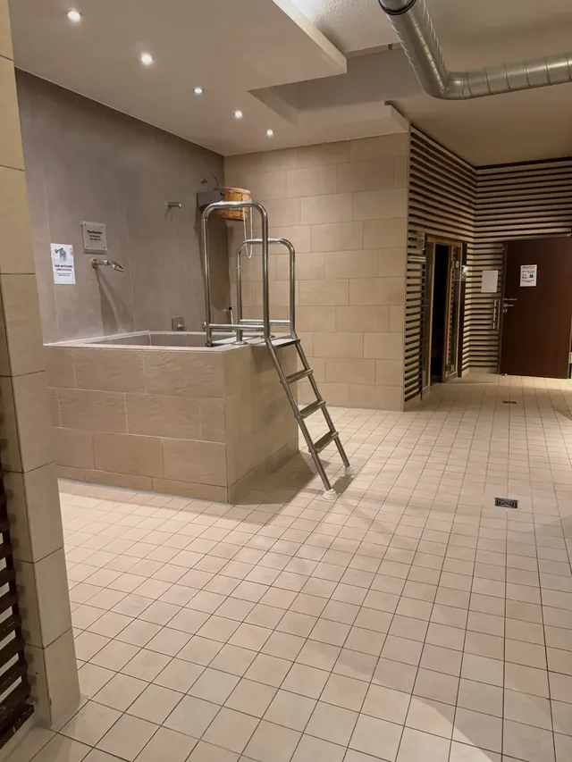 Tauchbecken im Wellnessbereich